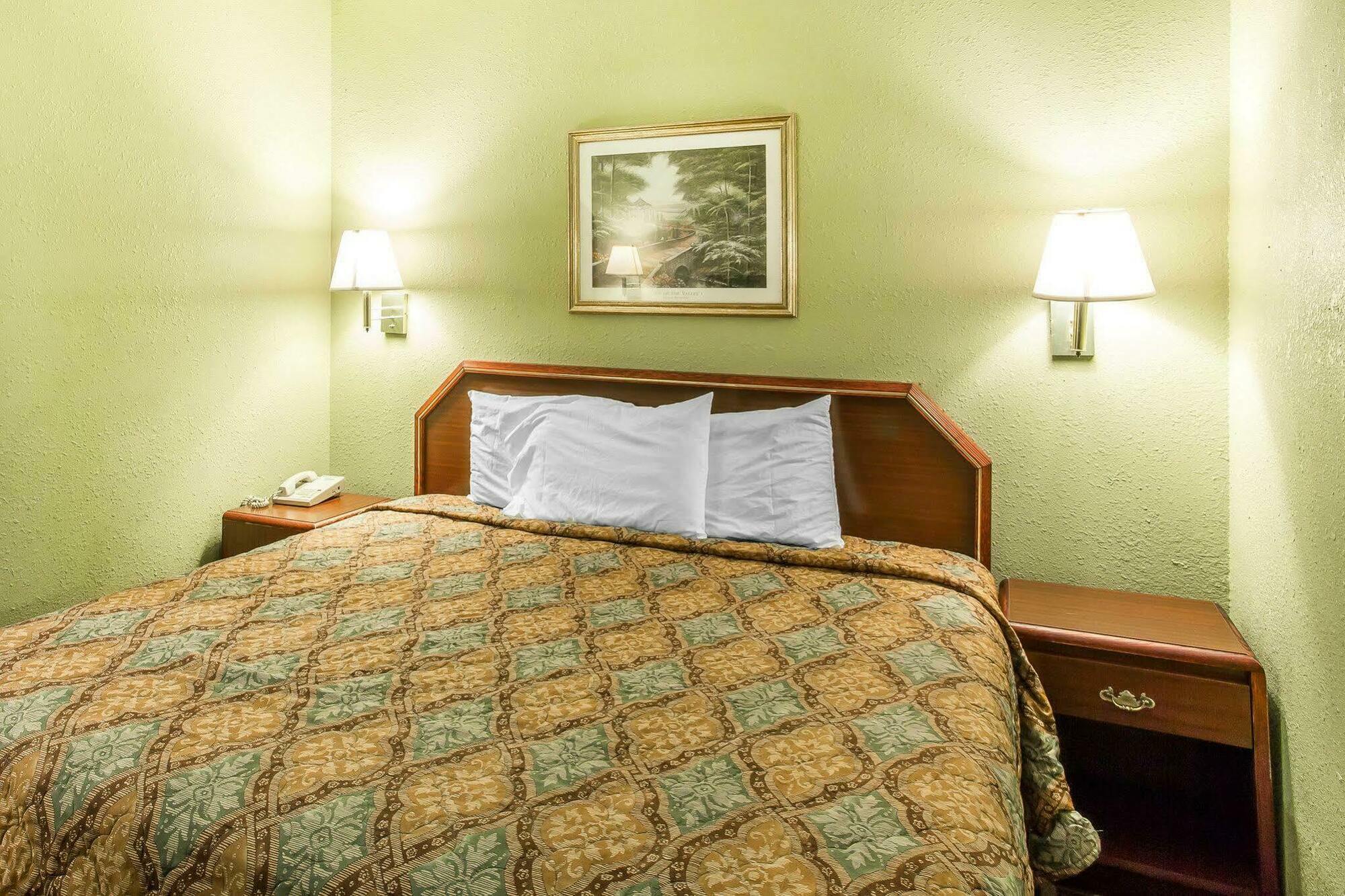 Rodeway Inn & Suites Smyrna Exterior photo